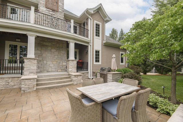 S76W26010 Prairieside DRIVE, Waukesha, WI 53189