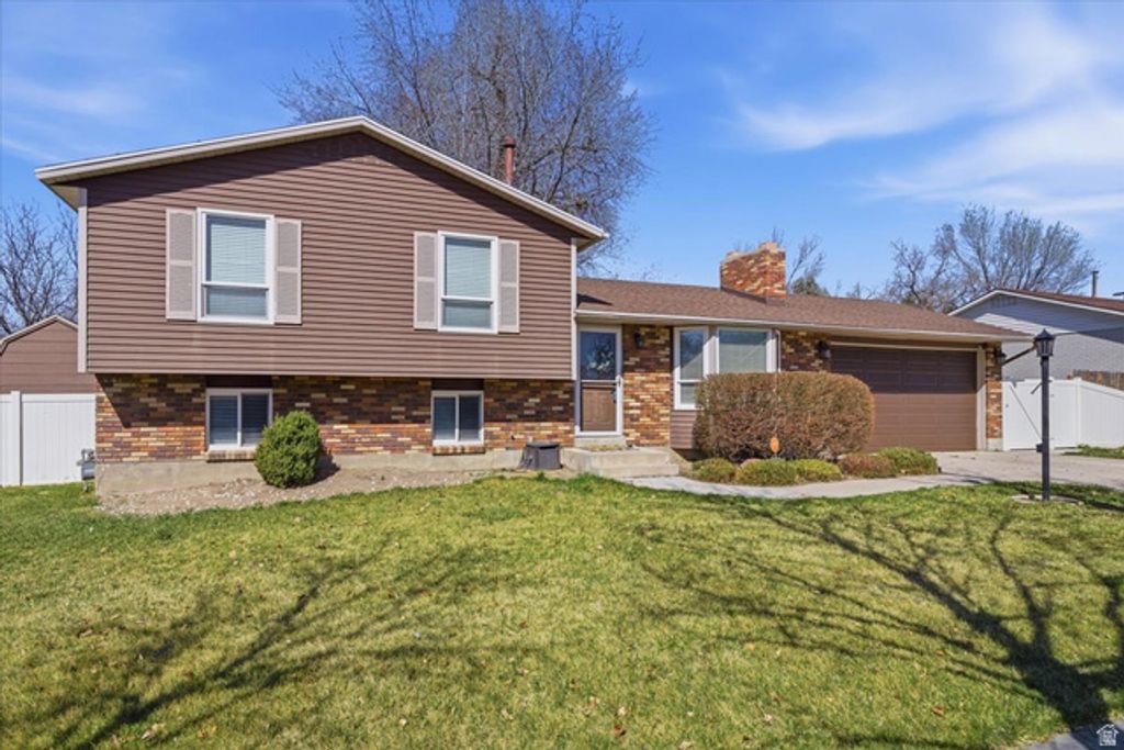 Image 2 of property listing at 639 E CALNETTE DR, Sandy, UT 84070