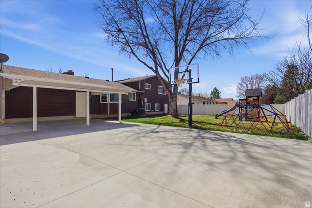 Image 27 of property listing at 639 E CALNETTE DR, Sandy, UT 84070