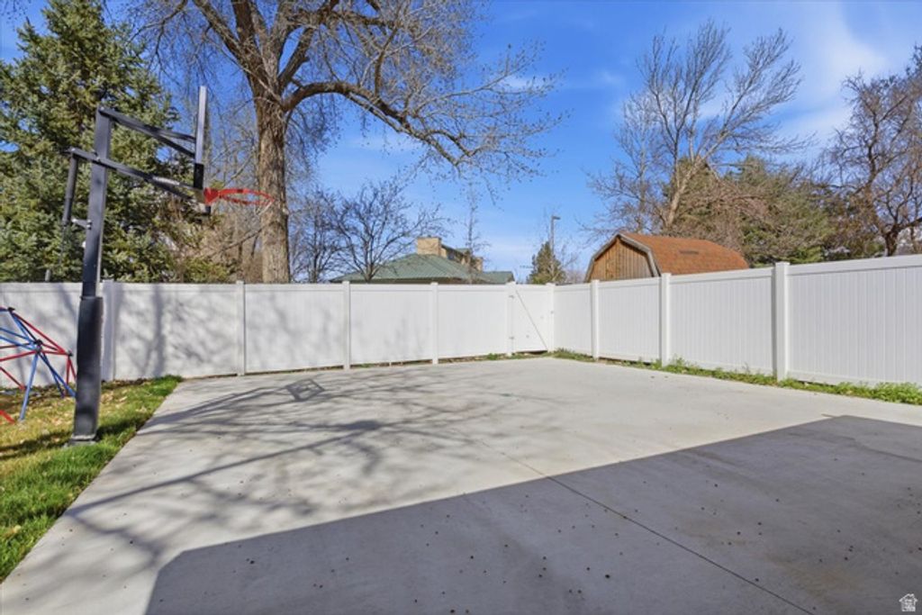 Image 29 of property listing at 639 E CALNETTE DR, Sandy, UT 84070