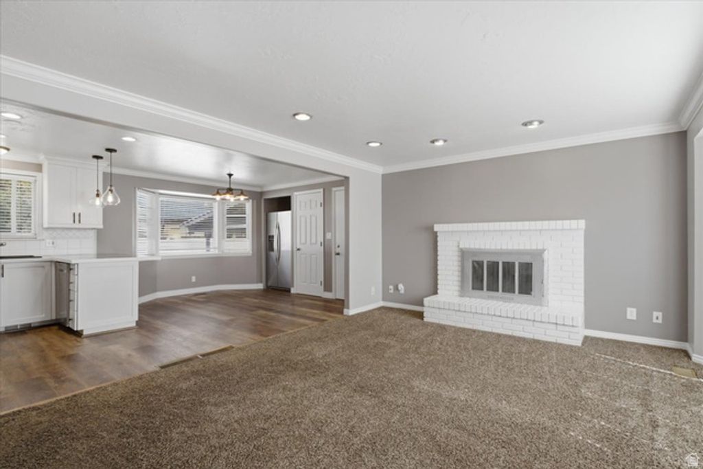 Image 6 of property listing at 639 E CALNETTE DR, Sandy, UT 84070