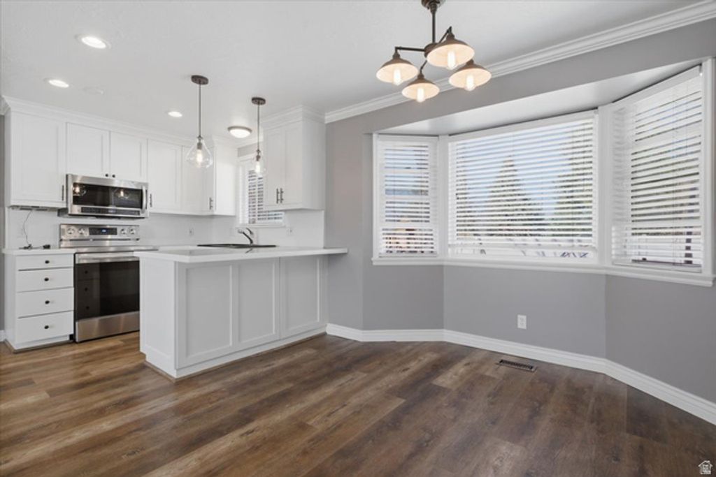 Image 8 of property listing at 639 E CALNETTE DR, Sandy, UT 84070