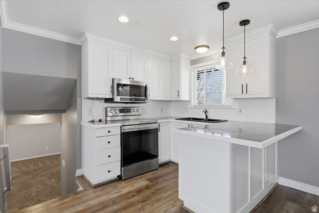 Image 9 of property listing at 639 E CALNETTE DR, Sandy, UT 84070