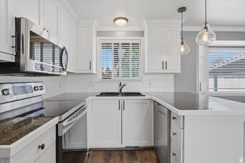 Image 10 of property listing at 639 E CALNETTE DR, Sandy, UT 84070