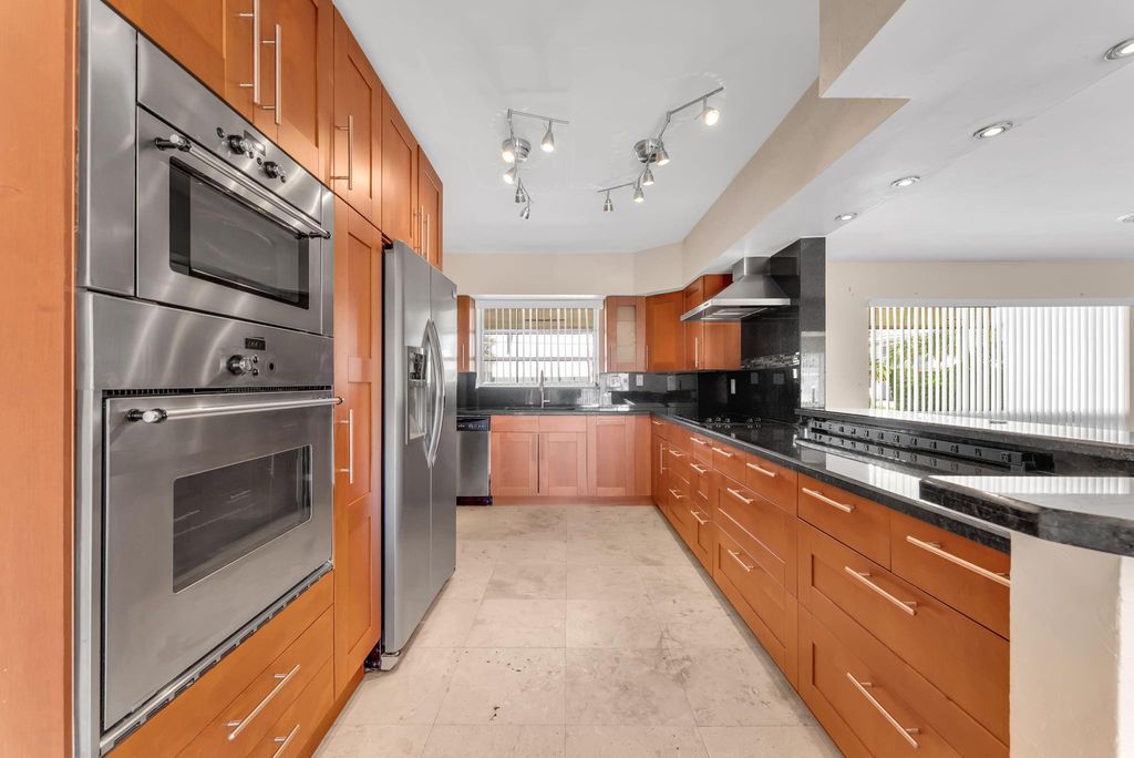 2940 NE 19th Street, Pompano Beach, FL 33062