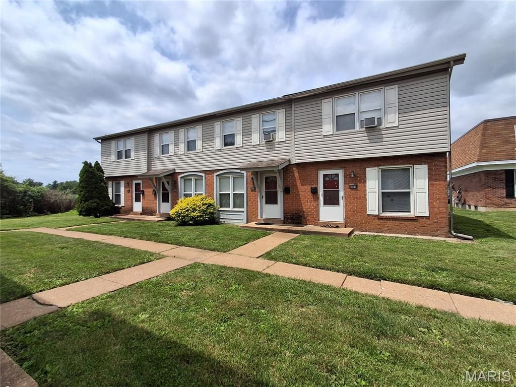 1017 Parkcrest Drive, St Charles, MO 63301