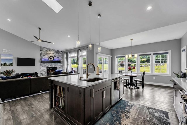 1200 Mohican TRAIL, Waukesha, WI 53189