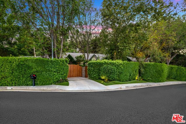19012 Dorlon Drive, Tarzana (los Angeles), CA 91356