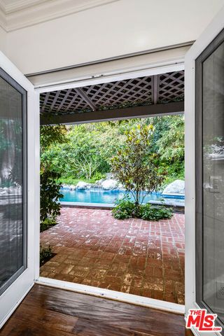 19012 Dorlon Drive, Tarzana (los Angeles), CA 91356