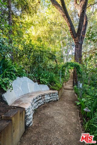 19012 Dorlon Drive, Tarzana (los Angeles), CA 91356