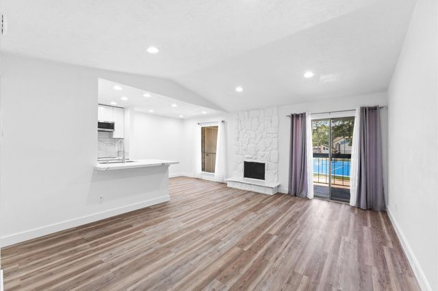 17331 Red Oak Drive 14, Houston, TX 77090