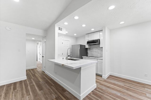 17331 Red Oak Drive 14, Houston, TX 77090