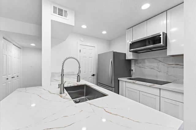 17331 Red Oak Drive 14, Houston, TX 77090