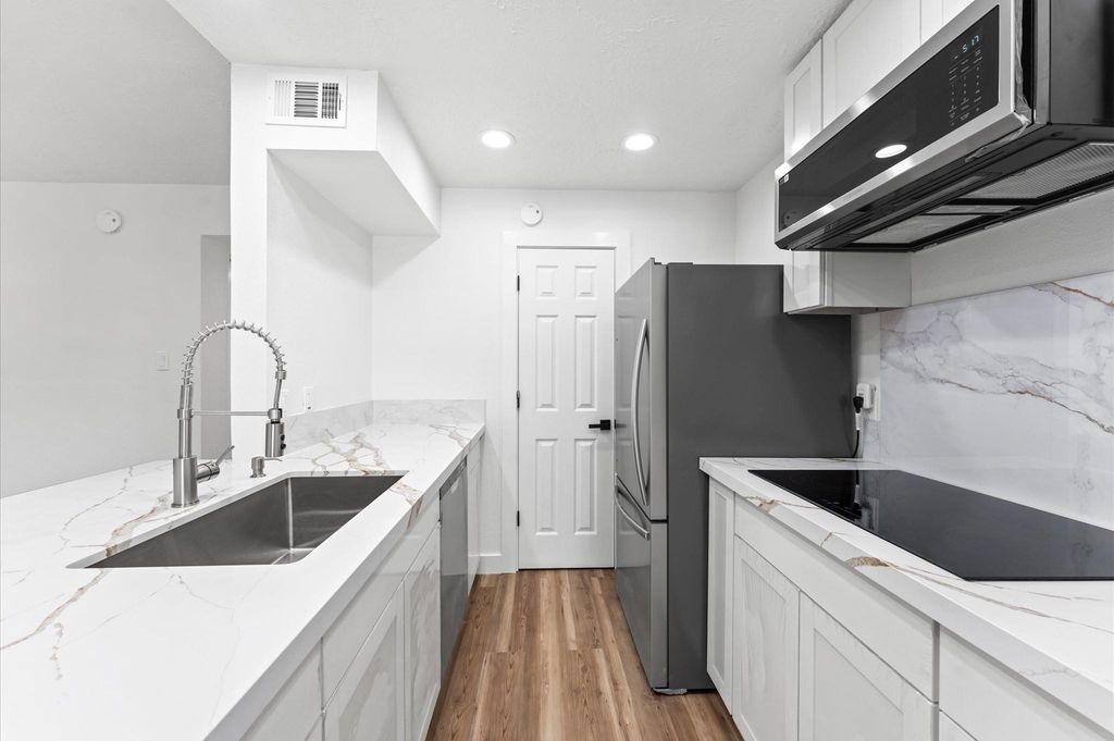 17331 Red Oak Drive 14, Houston, TX 77090