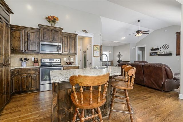 640 Shady Bend Drive, Tonganoxie, KS 66086