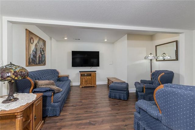 640 Shady Bend Drive, Tonganoxie, KS 66086