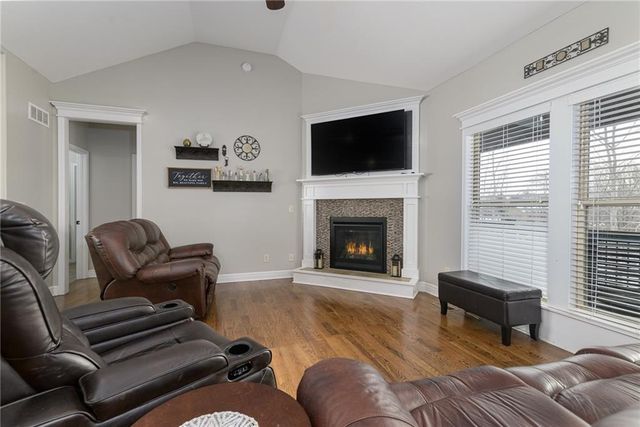 640 Shady Bend Drive, Tonganoxie, KS 66086