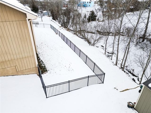 640 Shady Bend Drive, Tonganoxie, KS 66086