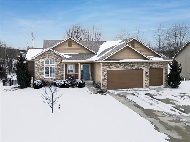 640 Shady Bend Drive, Tonganoxie, KS 66086