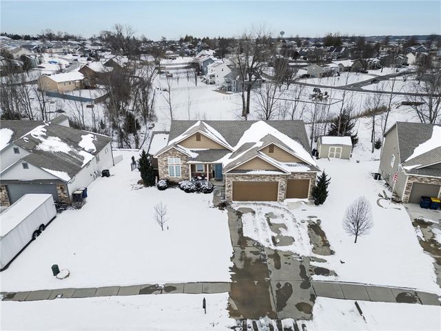 640 Shady Bend Drive, Tonganoxie, KS 66086