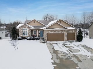 640 Shady Bend Drive, Tonganoxie, KS 66086