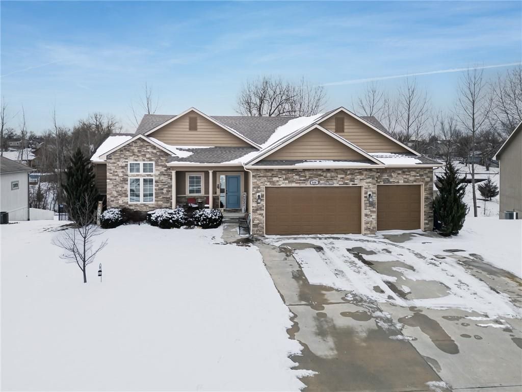 640 Shady Bend Drive, Tonganoxie, KS 66086