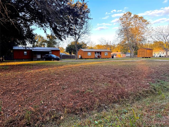 369 E Chestnut Street, Winnie, TX 77665