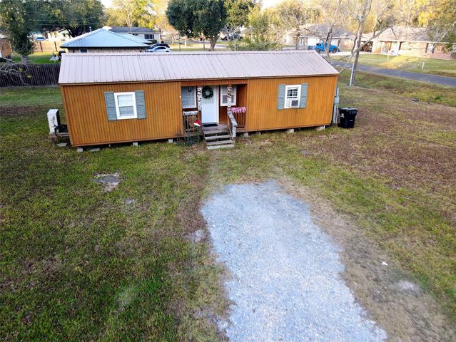 369 E Chestnut Street, Winnie, TX 77665