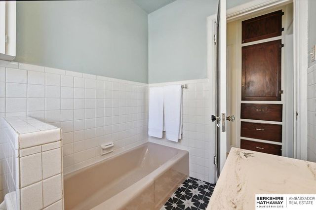 5008 Parker Street, Omaha, NE 68104