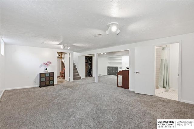 5008 Parker Street, Omaha, NE 68104
