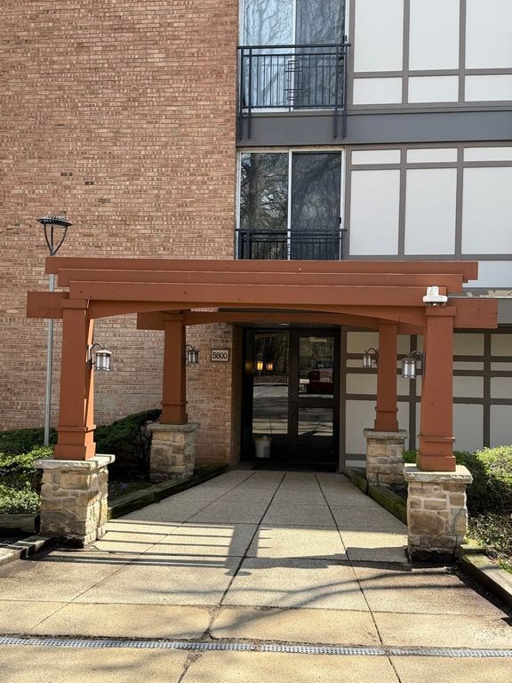 5800 Oakwood Drive 5G, Lisle, IL 60532