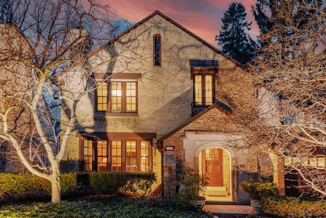 3467 N Frederick AVENUE, Milwaukee, WI 53211