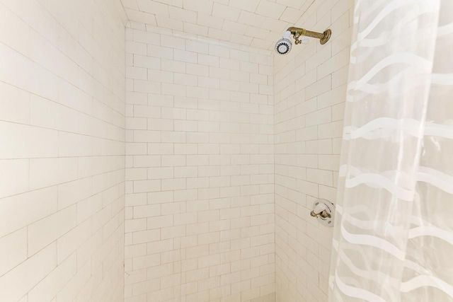 3467 N Frederick AVENUE, Milwaukee, WI 53211