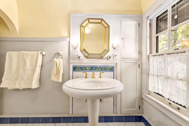 3467 N Frederick AVENUE, Milwaukee, WI 53211