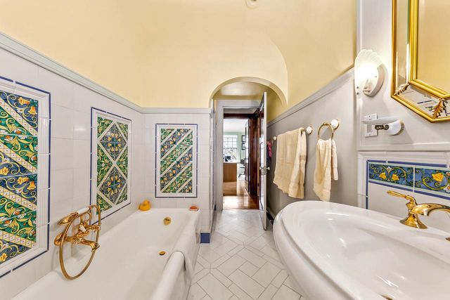 3467 N Frederick AVENUE, Milwaukee, WI 53211