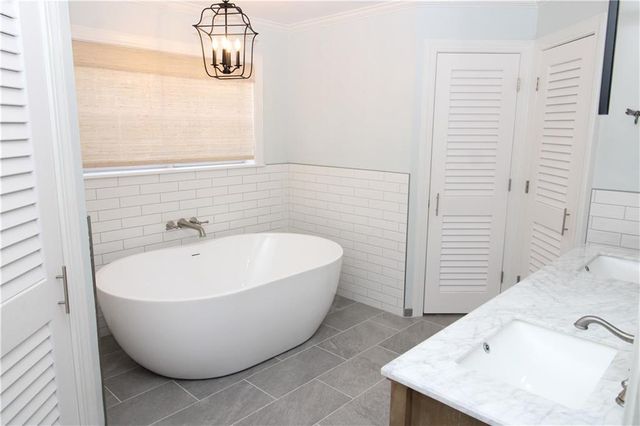 114 MYRTLEWOOD Drive, Pineville, LA 71360