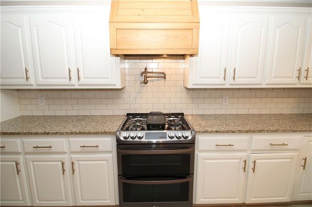 114 MYRTLEWOOD Drive, Pineville, LA 71360