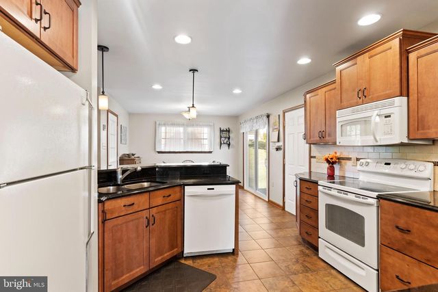 16 WETHERBURN RD, Enola, PA 17025