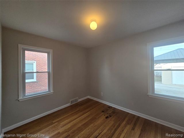 9560 Dixie, Redford, MI 48239