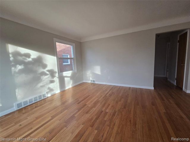 9560 Dixie, Redford, MI 48239