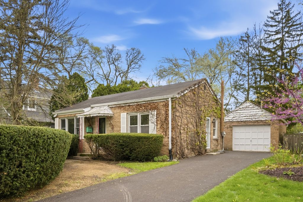 Image 1 of property listing at 1825 Beverly Place, Highland Park, IL 60035