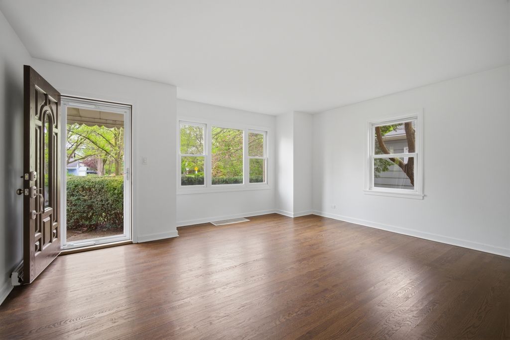Image 2 of property listing at 1825 Beverly Place, Highland Park, IL 60035