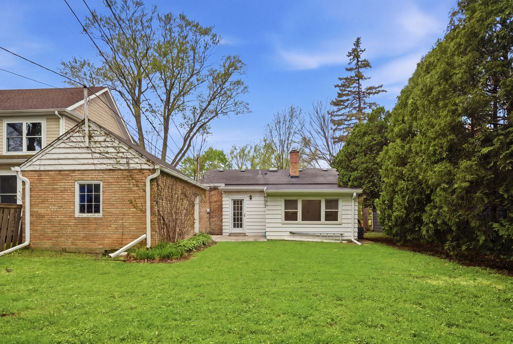 Image 15 of property listing at 1825 Beverly Place, Highland Park, IL 60035