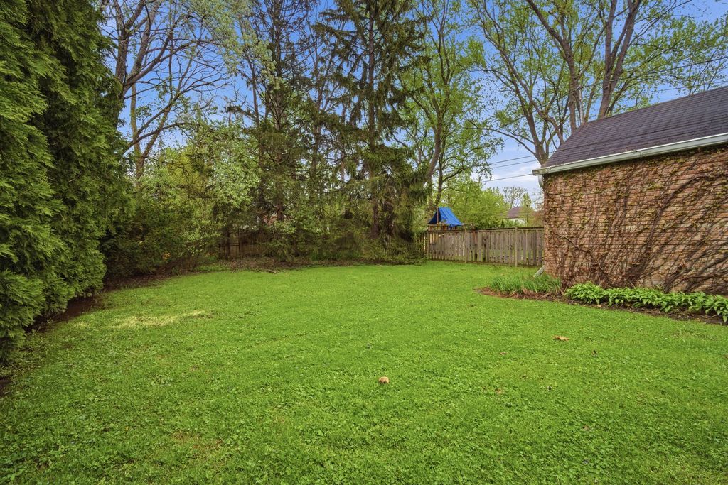 Image 16 of property listing at 1825 Beverly Place, Highland Park, IL 60035