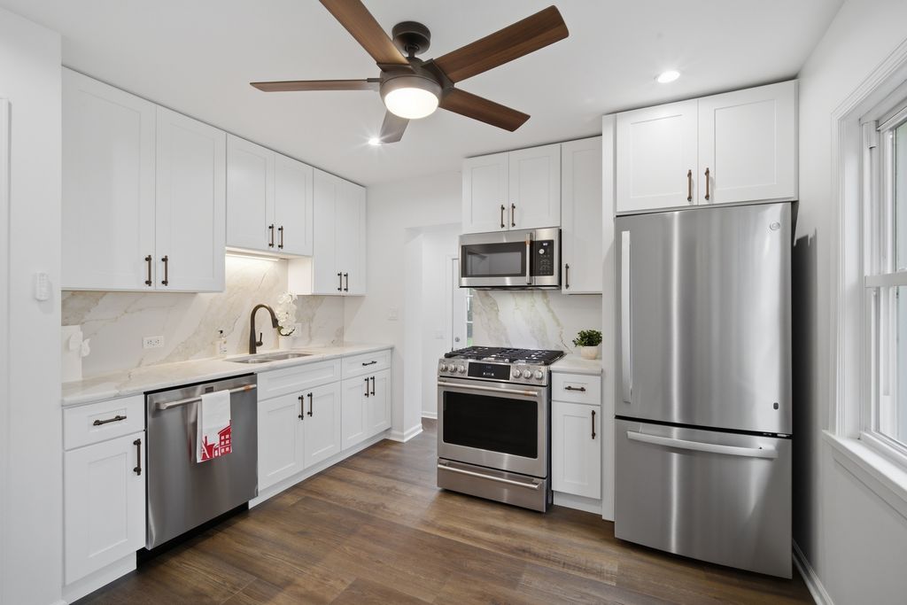 Image 4 of property listing at 1825 Beverly Place, Highland Park, IL 60035