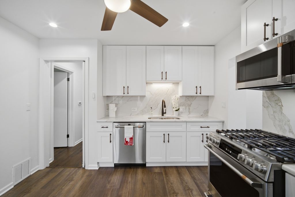 Image 5 of property listing at 1825 Beverly Place, Highland Park, IL 60035