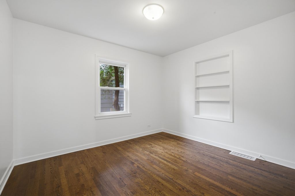 Image 6 of property listing at 1825 Beverly Place, Highland Park, IL 60035