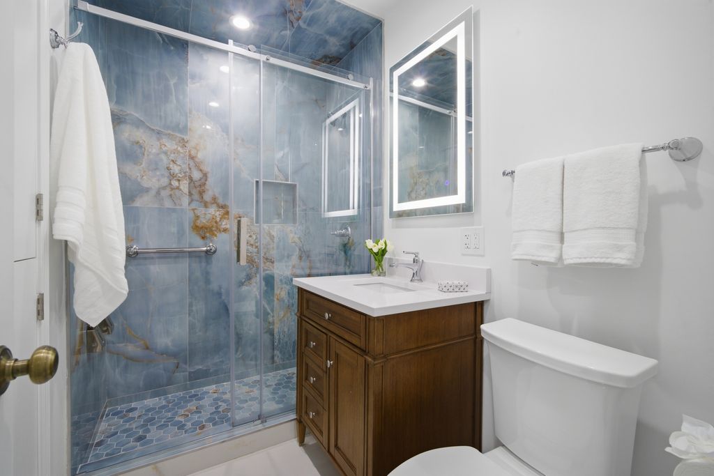Image 7 of property listing at 1825 Beverly Place, Highland Park, IL 60035