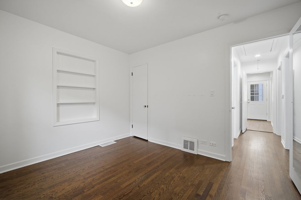 Image 9 of property listing at 1825 Beverly Place, Highland Park, IL 60035