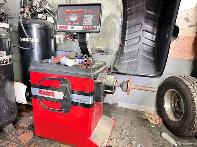 20111 Joy Road, Detroit, MI 48228